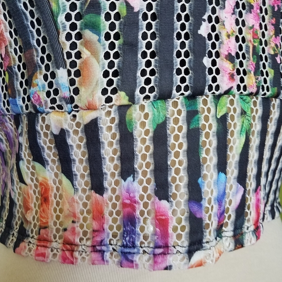 $10 NEW Black Floral Print Crop Top - Picture 7 of 7